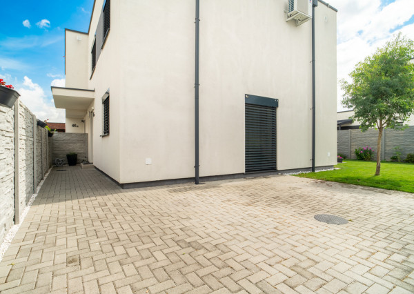 REZERVOVANÉ - Na predaj 5-izbový rodinný dom v Rovinke