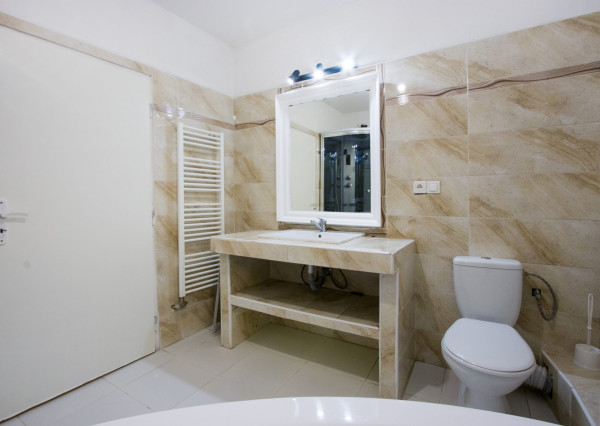 Na predaj dvojdom s rozľahlým pozemkom v centre obce Zlaté Klasy