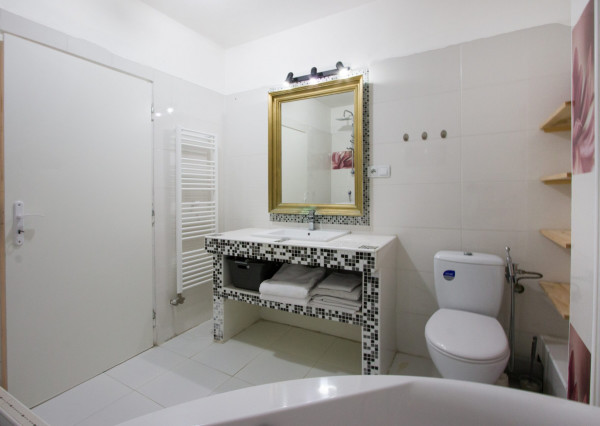 Na predaj dvojdom s rozľahlým pozemkom v centre obce Zlaté Klasy