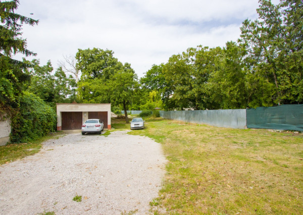 Na predaj dvojdom s rozľahlým pozemkom v centre obce Zlaté Klasy