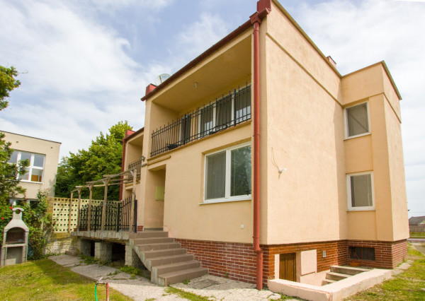 Na predaj dvojdom s rozľahlým pozemkom v centre obce Zlaté Klasy