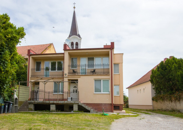 Na predaj dvojdom s rozľahlým pozemkom v centre obce Zlaté Klasy