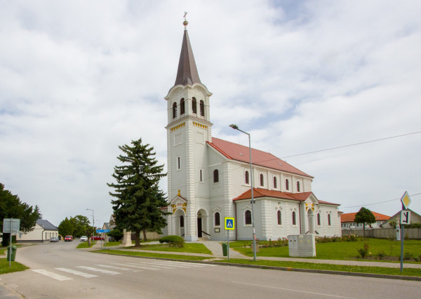 Na predaj dvojdom s rozľahlým pozemkom v centre obce Zlaté Klasy