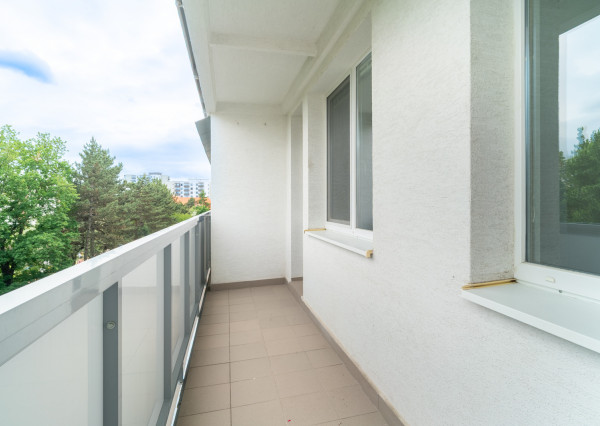 Na predaj priestranný 3-izbový byt s veľkou loggiou v Rači