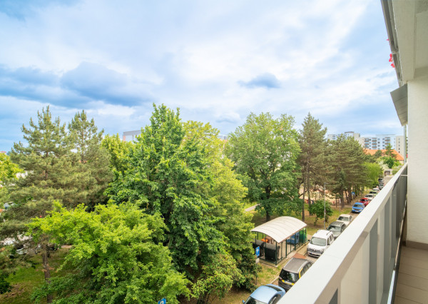 Na predaj priestranný 3-izbový byt s veľkou loggiou v Rači