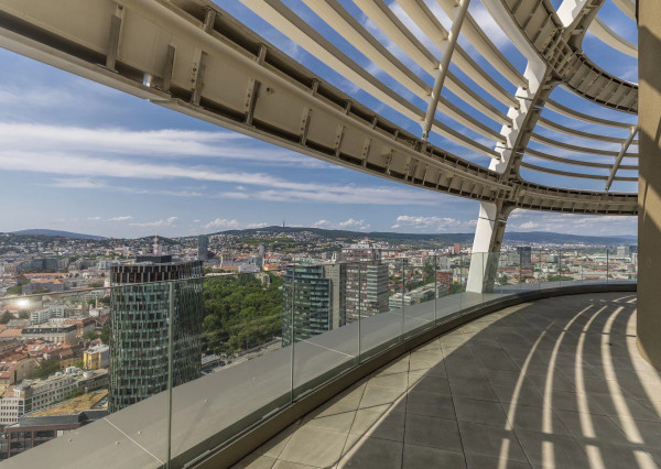 Na prenájom štýlový 3-izbový byt v SKYPARK RESIDENCE s panoramatickým výhľadom