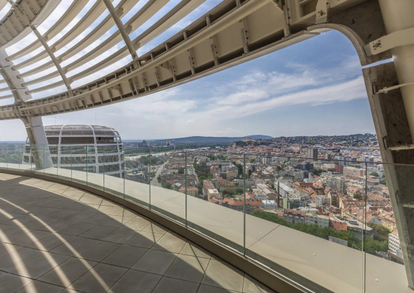Na prenájom štýlový 3-izbový byt v SKYPARK RESIDENCE s panoramatickým výhľadom