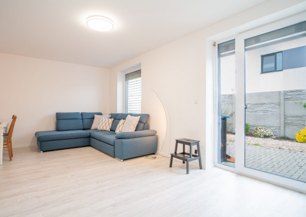 Na prenájom kompletne zariadený 4-izbový byt s benefitmi rodinného domu v Rovinke