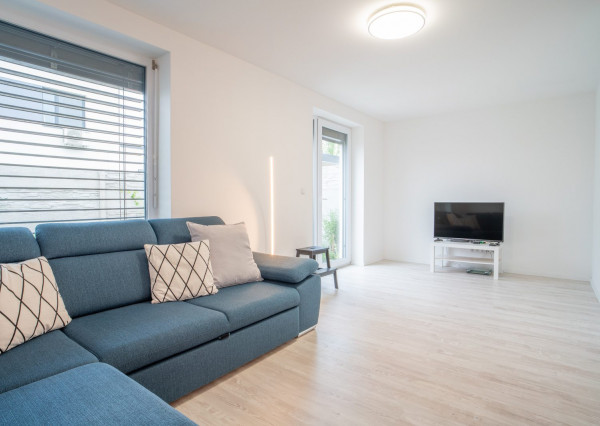 Na prenájom kompletne zariadený 4-izbový byt s benefitmi rodinného domu v Rovinke