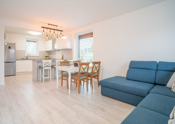 Na prenájom kompletne zariadený 4-izbový byt s benefitmi rodinného domu v Rovinke