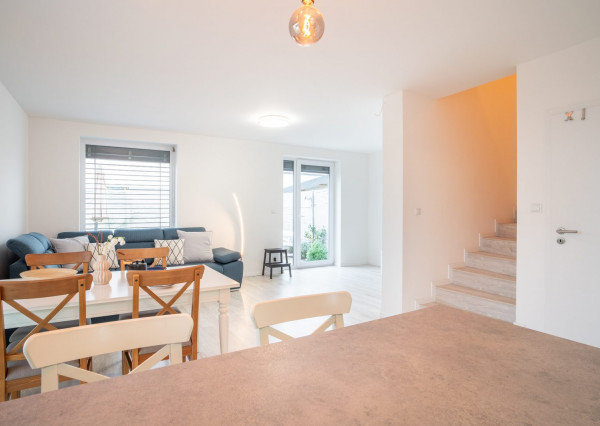 Na prenájom kompletne zariadený 4-izbový byt s benefitmi rodinného domu v Rovinke