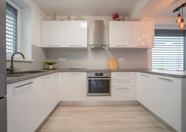 Na prenájom kompletne zariadený 4-izbový byt s benefitmi rodinného domu v Rovinke