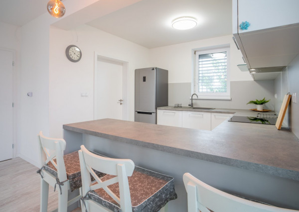 Na prenájom kompletne zariadený 4-izbový byt s benefitmi rodinného domu v Rovinke