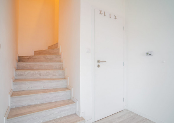 Na prenájom kompletne zariadený 4-izbový byt s benefitmi rodinného domu v Rovinke