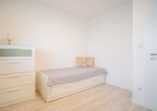 Na prenájom kompletne zariadený 4-izbový byt s benefitmi rodinného domu v Rovinke