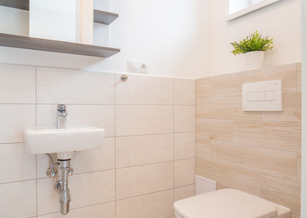 Na prenájom kompletne zariadený 4-izbový byt s benefitmi rodinného domu v Rovinke