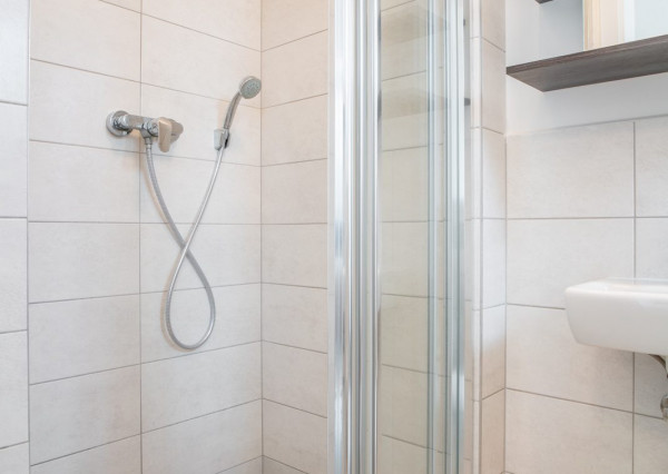 Na prenájom kompletne zariadený 4-izbový byt s benefitmi rodinného domu v Rovinke