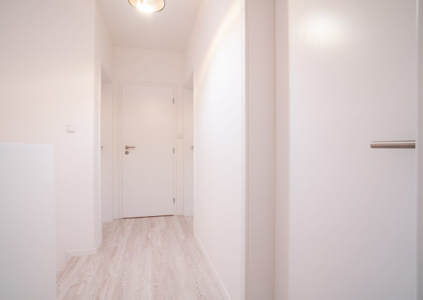 Na prenájom kompletne zariadený 4-izbový byt s benefitmi rodinného domu v Rovinke