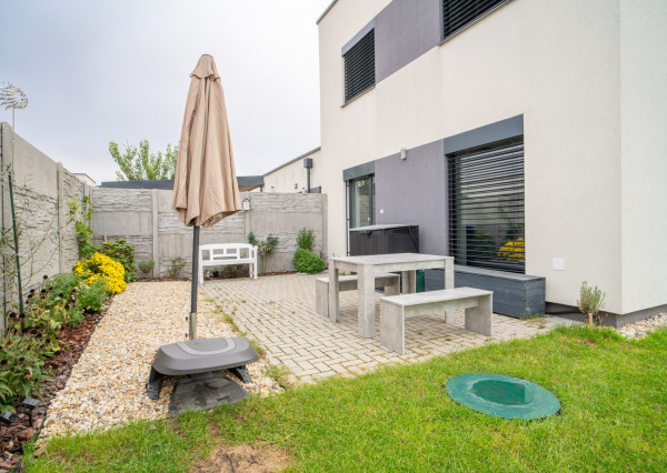 Na prenájom kompletne zariadený 4-izbový byt s benefitmi rodinného domu v Rovinke