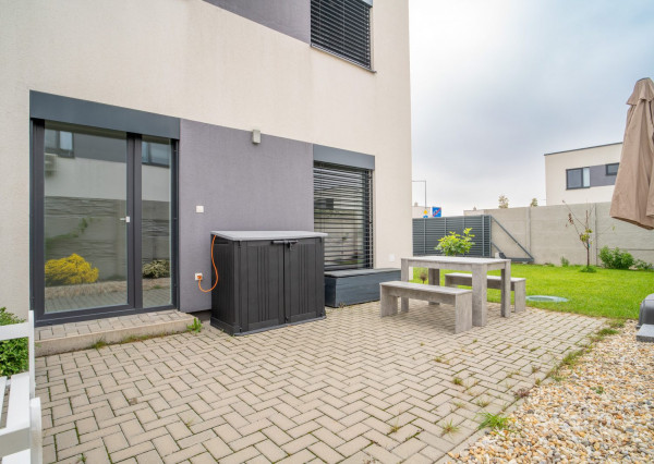 Na prenájom kompletne zariadený 4-izbový byt s benefitmi rodinného domu v Rovinke