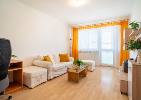 Na prenájom priestranný 3 izbový byt s balkónom v Malackách