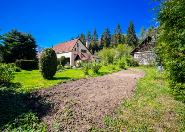 Na predaj 6-izbový rodinný dom v obci Podkriváň