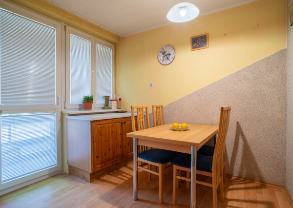 Na predaj priestranný 3-izbový byt s loggiou v centre Stupavy