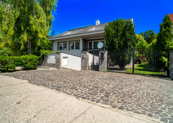 Na predaj rodinný dom s bazénom a saunou v Rohovciach