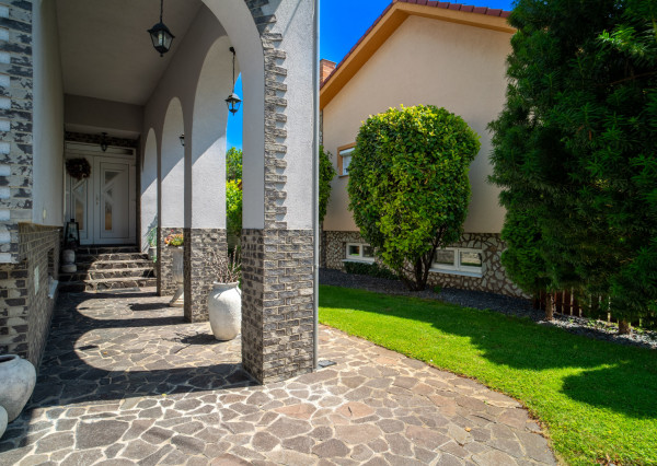 Na predaj rodinný dom s bazénom a saunou v Rohovciach