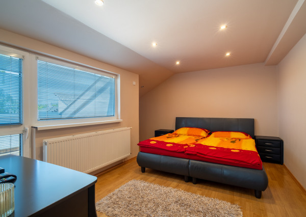 Na predaj rodinný dom s bazénom a saunou v Rohovciach