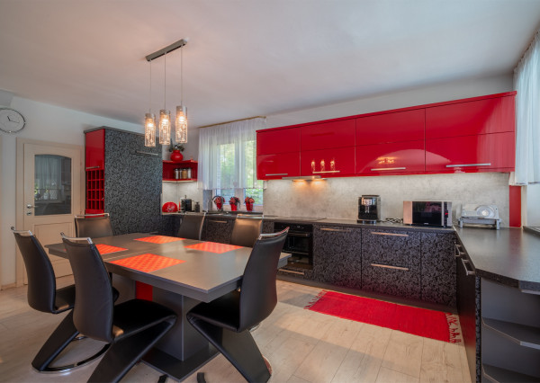 Na predaj rodinný dom s bazénom a saunou v Rohovciach