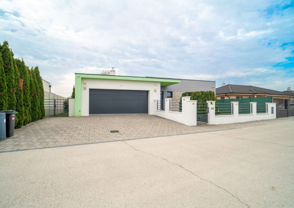 Na predaj priestranný 4-izbový rodinný dom s dvojgarážou v obci Báč