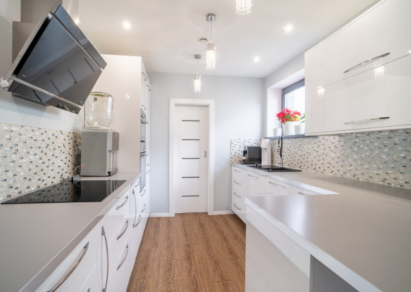 Na predaj priestranný 4-izbový rodinný dom s dvojgarážou v obci Báč