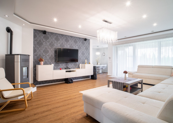 Na predaj priestranný 4-izbový rodinný dom s dvojgarážou v obci Báč