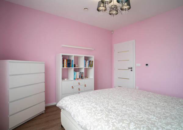 Na predaj priestranný 4-izbový rodinný dom s dvojgarážou v obci Báč