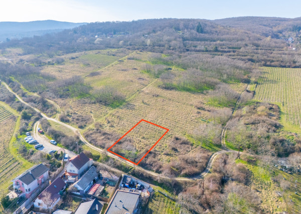 Na predaj perspektívny pozemok v Rači