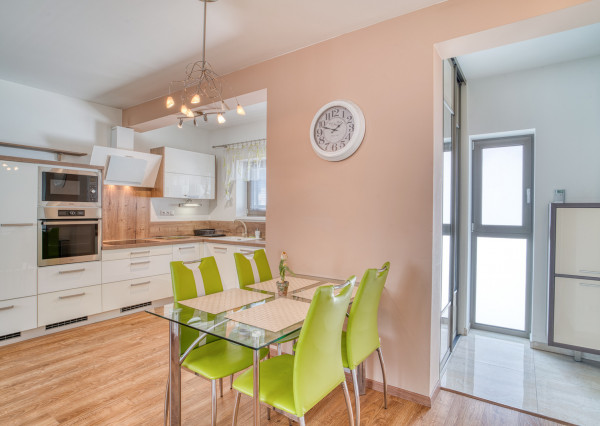 Na prenájom kompletne zariadený 2-izbový byt v centre Trnavy