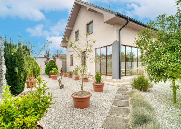 Na predaj rodinný dom s rozľahlým pozemkom v Kostolišti