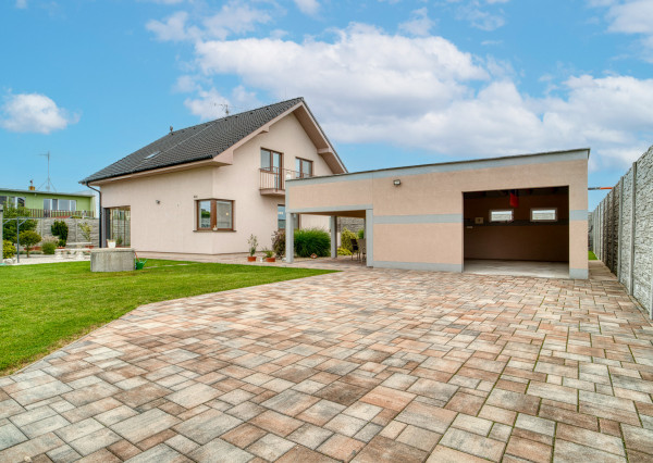 Na predaj rodinný dom s rozľahlým pozemkom v Kostolišti