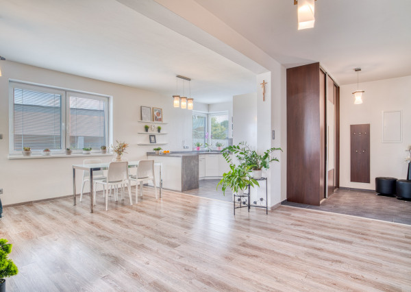 Na predaj rodinný dom s rozľahlým pozemkom v Kostolišti