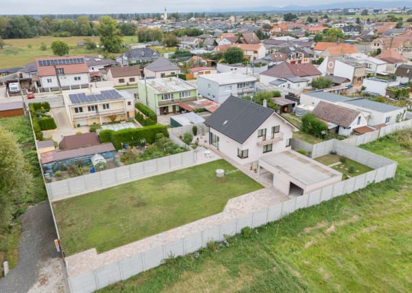 Na predaj rodinný dom s rozľahlým pozemkom v Kostolišti
