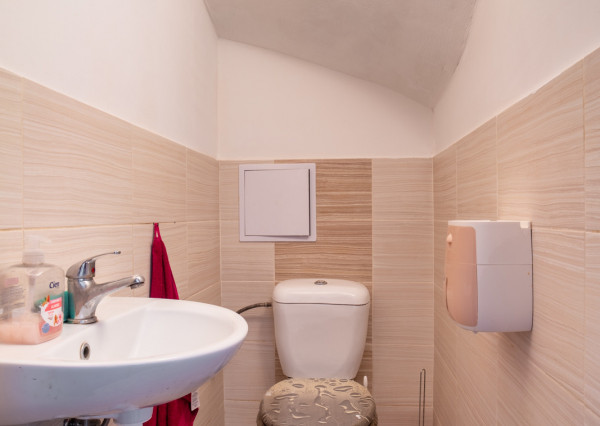 Na predaj dom so vstupom do súkromného jazera v Hrubej Borši