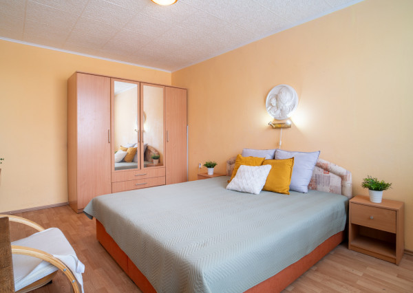 Na predaj zariadený 2-izbový byt s 2 balkónmi a pivnicou v meste Šaštín-Stráže