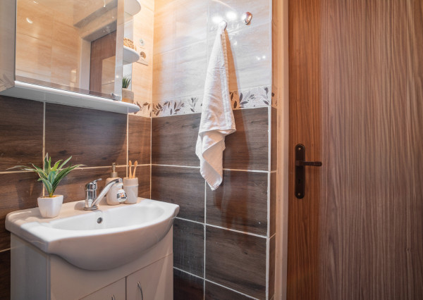 Na predaj zariadený 2-izbový byt s 2 balkónmi a pivnicou v meste Šaštín-Stráže