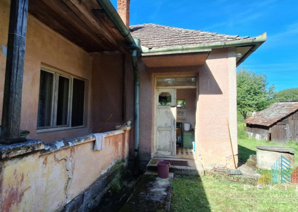 REZERVOVANÉ..Na predaj rodinný 2-izbový domček v pôvodnom stave – Zlatníky, okr. Bánovce nad Bebravou, pozemok 1200 m², tichá ulica, krásne prostredie