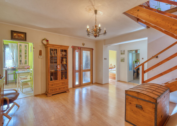 Na predaj trojpodlažný rodinný dom v lokalite Žitná - Radiša