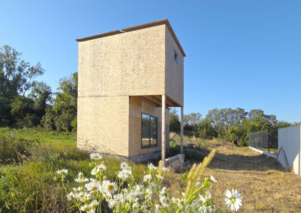 Na predaj stavebný pozemok s rozostavaným drevodomom v obci Lehnice - Sása