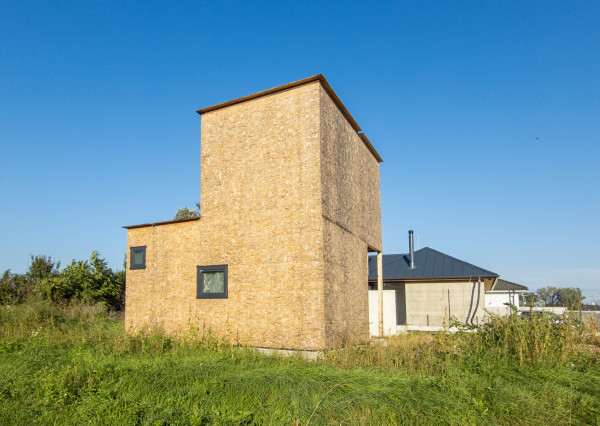 Na predaj stavebný pozemok s rozostavaným drevodomom v obci Lehnice - Sása