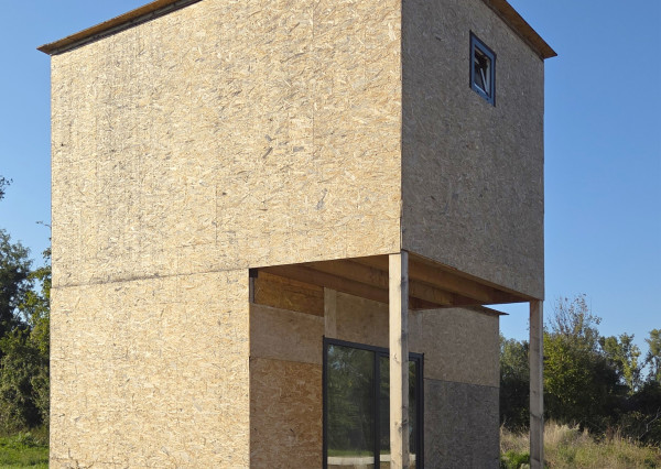 Na predaj stavebný pozemok s rozostavaným drevodomom v obci Lehnice - Sása