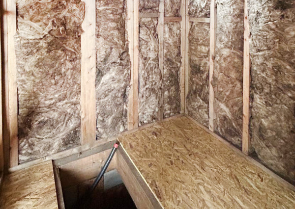 Na predaj stavebný pozemok s rozostavaným drevodomom v obci Lehnice - Sása